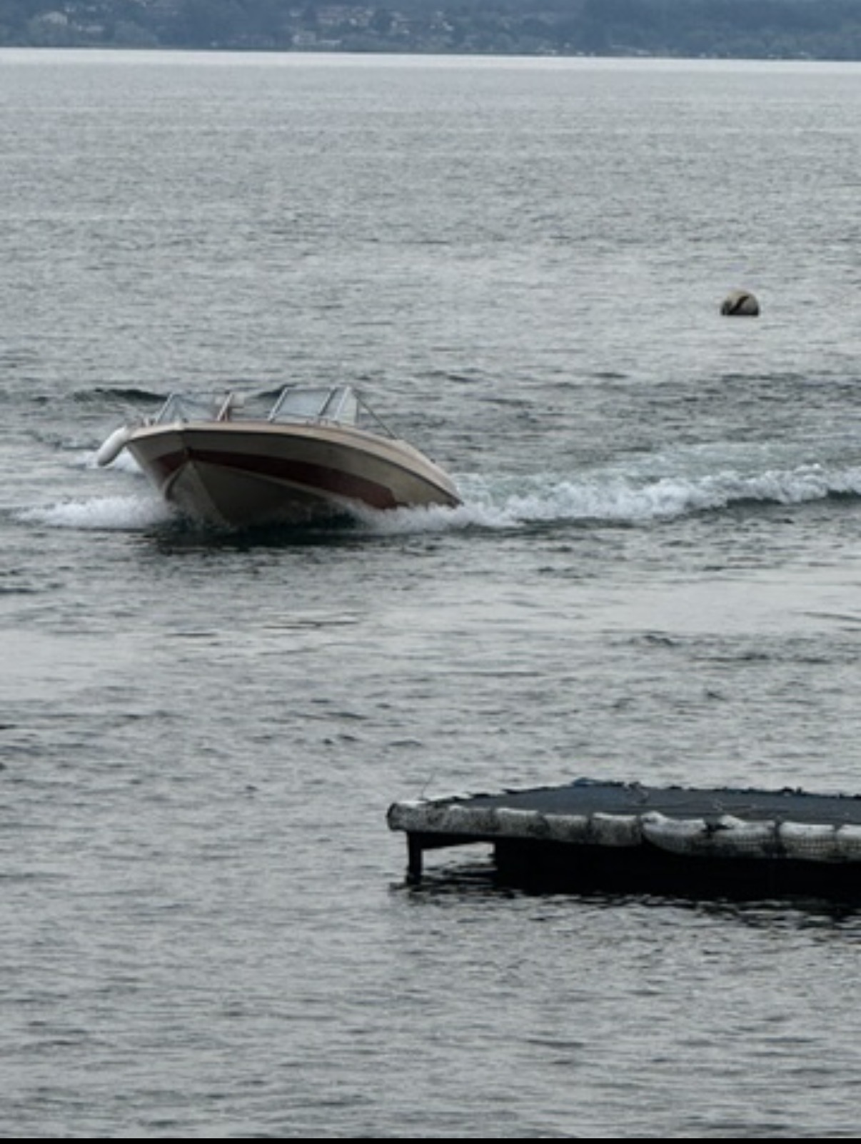 Glastron SSV-164 approaching the Stresa shoreline
